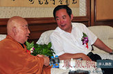 开幕式开始之前，传印长老与朱维群副部长亲切交谈。（图片来源：凤凰网华人佛教  摄影：桑吉）