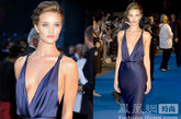 “变3女郎”罗茜-汉丁顿-惠特利：身穿Burberry午夜蓝缎面深V露背礼服。