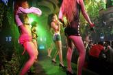 在合肥宁国路百度酒吧里，伴随着桑巴风情音乐节奏，饮着冰啤酒，看着台上几个巴西女孩奔放的桑巴舞……人们尽情的狂欢，美女尽情释放魅力。