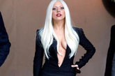 另类时尚教母Lady Gaga，绝对是开到肚脐了。