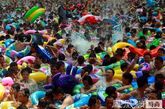 众多游客在位于大英县的中国死海室内漂浮池内激情冲浪，场面壮观，乐享酷暑水中的清凉。