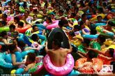 众多游客在位于大英县的中国死海室内漂浮池内激情冲浪，场面壮观，乐享酷暑水中的清凉。