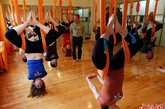 8月16日，美国纽约的一家健身所内，“反重力”瑜伽的练习者们正在吊床上做着各式瑜伽动作。与传统瑜伽不同，“反重力”瑜伽练习者需借助从屋顶吊下的丝质吊床完成所有动作。据悉，这种吊床可以帮助练习者获得更大的灵活度，让动作更为舒展。