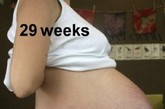 这组图片，记录了一位伟大的母亲在怀上三胞胎之后，肚皮由小变大的过程。照片里，母亲的肚子一天天地变大，肚子上的妊娠纹也在一天天变多，腰部承受的重力也是越来越重……（图片来源：家庭医生在线）