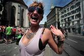 瑞士苏黎世举行年度街道大游行，数千名市民参加游行狂欢活动。美女比基尼展火辣身材，引众人围观。