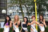 2011爱尔兰小姐34位小姐着泳装亮相街头造势。热辣的大美妞们摆出各种姿势炫耀资本。