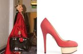 时尚女神Daphne Guinness也有穿红色缎面的Charlotte Olympia “Dolly”高跟鞋！