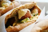 麦小丸 供应地点：以色列

无论是否是犹太人都可以放心享用。沙拉三明治——炸鹰嘴豆条——再加土 豆、黄瓜和奶酪，蘸芝麻酱后裹在lafa里食用。