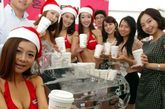 韩国首尔，众模圣诞比基尼装分发咖啡，火辣身材引人驻足。
