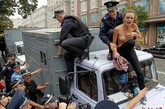 8月16日，乌克兰基辅，乌克兰著名主权组织“FEMEN”成员裸体抗议遭警察逮捕。FEMEN认为政府过于集中精力处置前总理季莫申科，而纵容社会上其它更多犯罪行为。乌克兰女权组织FEMEN以喜欢脱衣抗议而著名。