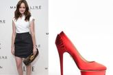 Alexis Bledel大红色缎面高跟鞋与一身简洁衣裙搭配，尤显优雅气质。