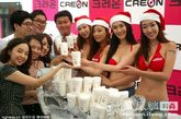 韩国首尔，众模圣诞比基尼装分发咖啡，火辣身材引人驻足。
