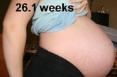 这组图片，记录了一位伟大的母亲在怀上三胞胎之后，肚皮由小变大的过程。照片里，母亲的肚子一天天地变大，肚子上的妊娠纹也在一天天变多，腰部承受的重力也是越来越重……（图片来源：家庭医生在线）