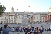 近日，在伦敦特拉法加广场，28岁的女工程师苏珊娜决定全裸在广场高台坐上2周时间，已创造新的吉尼斯世界纪录。