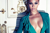 英国版《Harper’s Bazaar》九月刊请来当今乐坛的天后Beyonce压阵，继续在杂志上展现她的fierce风格，超大配饰、细高跟和裹身裙是Beyonce特有的女权主义。摄影师是Alexi Lubomirski，不过感觉跟Beyonce的MV实在没什么差。
