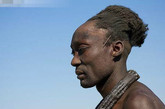 非洲人梳辫子的数量也因习俗不同而有差别。譬如多贡族人，他们用头发捻成整整80条小辫，以示“民族团结”之意。