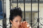 桂纶镁日前在法国为台湾《VOGUE》杂志拍摄大片，拍摄过程的花絮照片首次曝光。在图片中，在香奈儿高级定制服的衬托下，小镁难得展现成熟气质。

