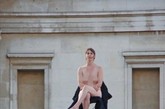 近日，在伦敦特拉法加广场，28岁的女工程师苏珊娜决定全裸在广场高台坐上2周时间，已创造新的吉尼斯世界纪录。