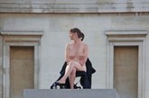 近日，在伦敦特拉法加广场，28岁的女工程师苏珊娜决定全裸在广场高台坐上2周时间，已创造新的吉尼斯世界纪录。（图片来源：网络）