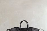 2011早秋推出的”Luggage Phantom”系列是”Luggage”系列的全新演绎，更为随和而时髦。更大、更宽松的容积，采用最为奢华柔软的皮革，前部由一整块皮革缝制而成，隐藏式拉链配以编织细节，黑色漆面的金属配件体现前卫态度，皮带式肩带可敞开可合拢。