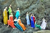 十几名韩国模特身穿传统服饰登陆郁陵岛走秀，引来众人围观。
