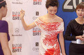 白底红花的礼服裙在腿部有着开高叉的惊艳设计。