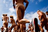 当地时间2011年8月14日，加拿大温哥华，一年一度的沉船滩裸奔大赛开始。沉船滩是加拿大第一个也是最大的天体海滩。

