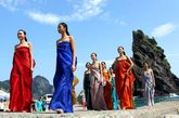 十几名韩国模特身穿传统服饰登陆郁陵岛走秀，引来众人围观。