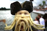 德国Masch Lake节惊现“章鱼人”，另外还有疯狂穿越船赛特制纸盒船，绝对令人捧腹。