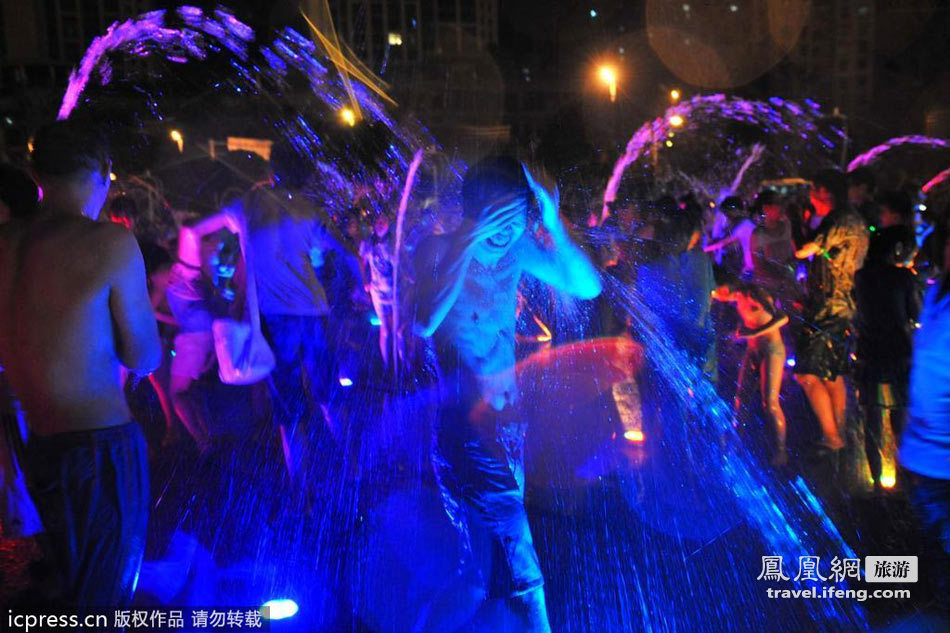 躲酷暑避高温 水中作乐的重庆男女老少