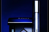 迪奥Dior藤编明星眼影盘580元

以哑光烟熏与莹光灰色主打的眼妆，在白色与粉色的柔滑眼影粉提亮下，令眼睑熠熠生辉。这就是Dior迪奥式的优雅奢华典范。

