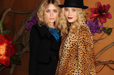 Olsen姐妹都是爱马仕的大粉丝，虽然她们每次的着装都不一样，但经常会拎着同一款Kelly包出现在人们的视线。 