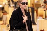 一身宽松休闲装的Ashley Olsen最喜欢拿的她的黑色Kelly出街购物。 