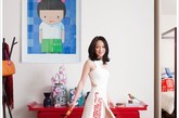 同样还是《安邸》杂志的大片，Versace的春季新款白色紧身裙带着一抹中国设计，用这种干净清爽的色彩搭配裸色鱼嘴鞋走在中式的家装中，浑然一体。