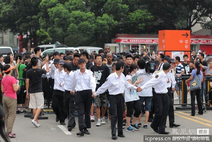 詹姆斯亮相上海 保安组围墙护驾[高清大图]_