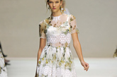 同款Dolce&Gabbana蕾丝连衣长裙T台模特图。