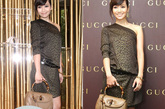 古奇(Gucci)的竹节包是品牌的经典款式，搭配上小礼服十分优雅。