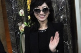 赵雅芝：一身黑色风衣戴着墨镜，手提CHANEL红色包包，明星气场十足，丝毫不受到年龄的限制。