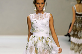 同款Dolce&Gabbana蕾丝连衣裙T台模特图。