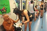 四川省成都市，身着性感服装的“猫女郎”正在地铁上向乘客做公德宣传，宣传公德心，引宅男围观。