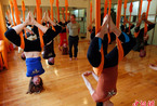 健康锻炼又有时尚招 纽约流行“反重力”瑜伽 