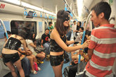 2011年08月21日下午，四川省成都市，身着性感服装的猫女郎来到地铁上向乘客宣传公德心。这群来自民间组织的模特，为宣传公益广告走上地铁，她们声称性感的装束为了引起大家的注意。
