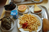 法国的学生午餐：油炸薯条吃多了可不好，水果和牛奶是永远的黄金搭档。 