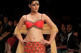 薄纱装、抹胸装是最大特色，更加凸显印度女人的妖娆。
