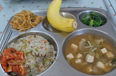 韩国的学生午餐：豆腐汤和香蕉等各类果蔬可以很好的保证营养供给。