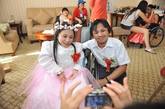 “瓷娃娃”集体婚礼在北京美泉宫举行。20日，瓷娃娃罕见病关爱中心在北京举办“第二届瓷娃娃全国病人大会”，来自全国138个瓷娃娃家庭，以及其他20多个罕见病组织，共350多位各类罕见病病友及家属聚首北京。