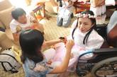 “瓷娃娃”集体婚礼在北京美泉宫举行。20日，瓷娃娃罕见病关爱中心在北京举办“第二届瓷娃娃全国病人大会”，来自全国138个瓷娃娃家庭，以及其他20多个罕见病组织，共350多位各类罕见病病友及家属聚首北京。