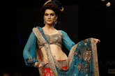 印度模特们大胆展示她们丰满的曲线美，迎合了越来越盛的反“零号”模特的风潮。