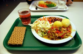 瑞典的学生午餐：看起来量好少，精华是右边一盘子的蔬菜沙拉之类，配合上红茶之类的饮料和饼干，足够补充人体消耗掉的能量了。