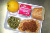 美国的学生午餐：格外青睐的是牛奶和水果蔬菜。 